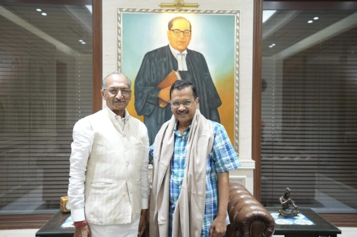 जे.पी. अग्रवाल और अरविंद केजरीवाल ने दिल्ली की राजनीति सहित चुनावी रणनीति पर की चर्चा